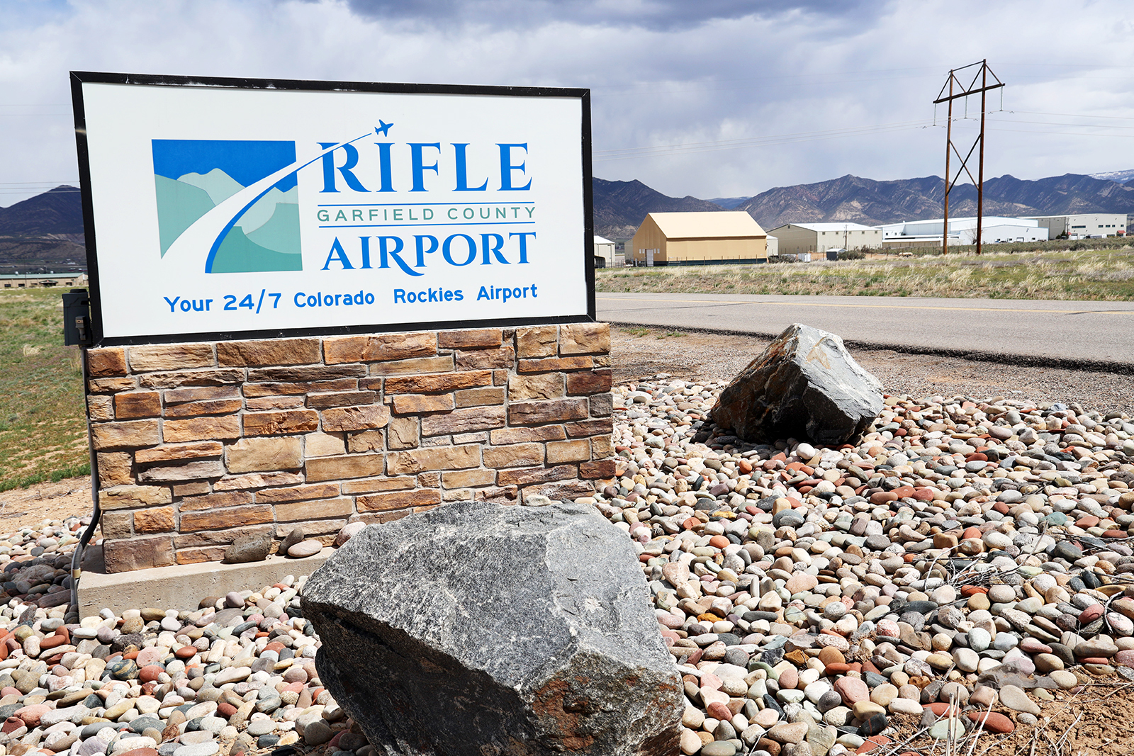 Rifle Airport sign